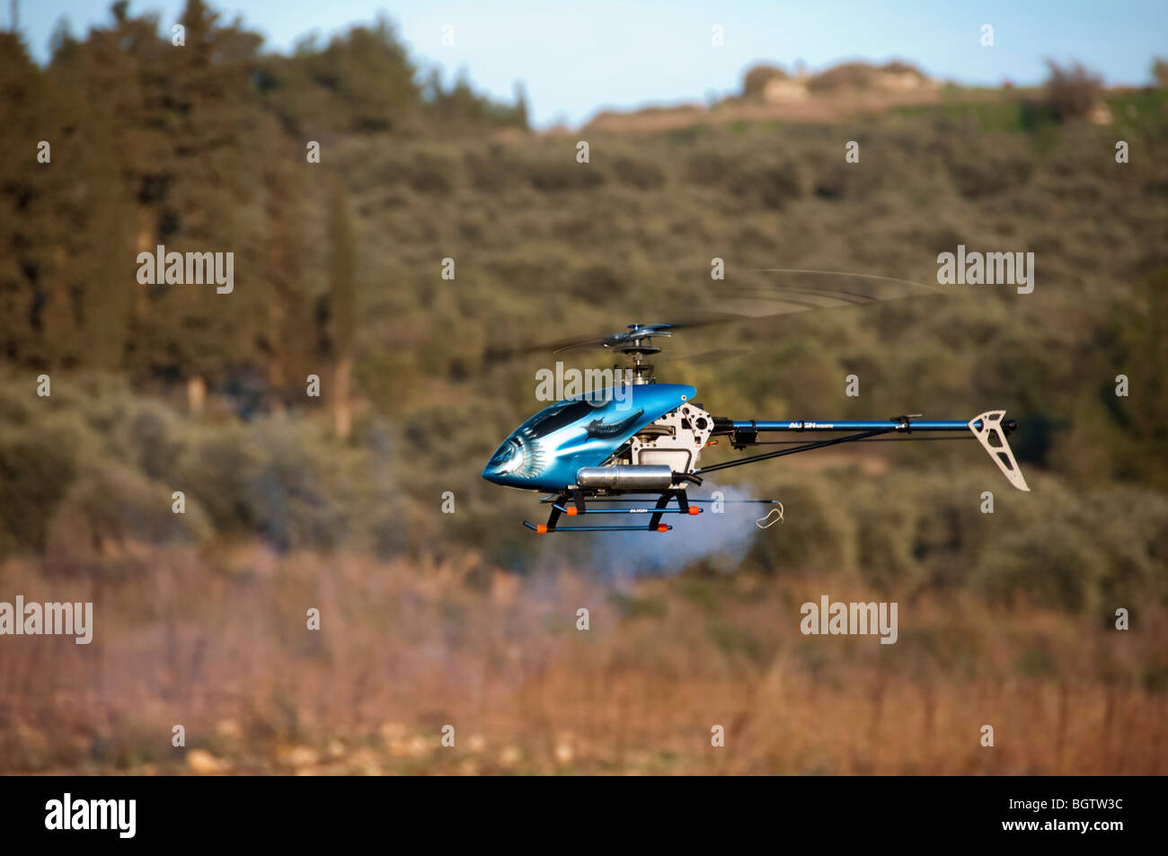 Radio controlado modelo de helicóptero en vuelo Foto de stock