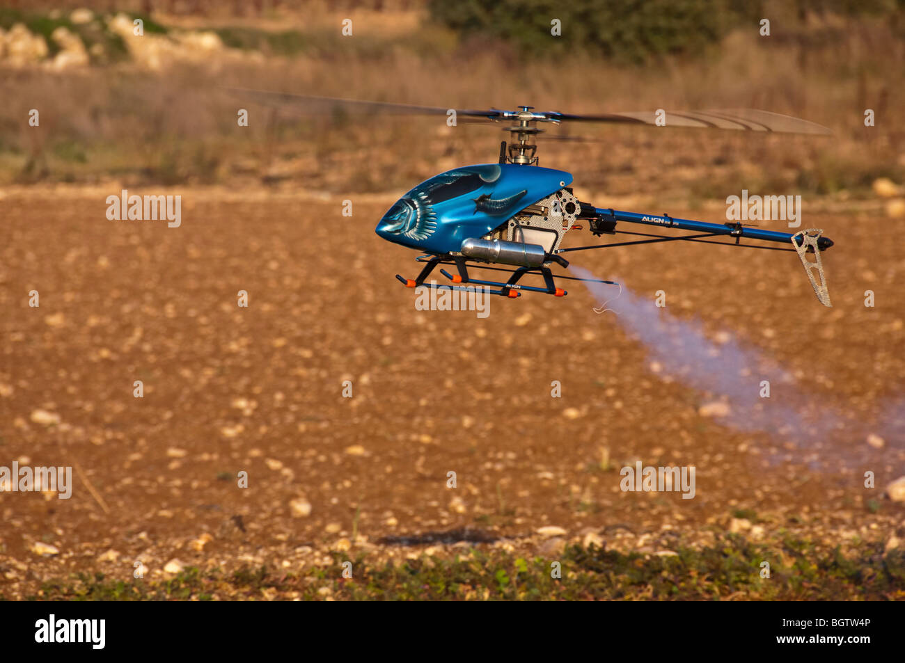 Radio controlado modelo de helicóptero en vuelo Foto de stock