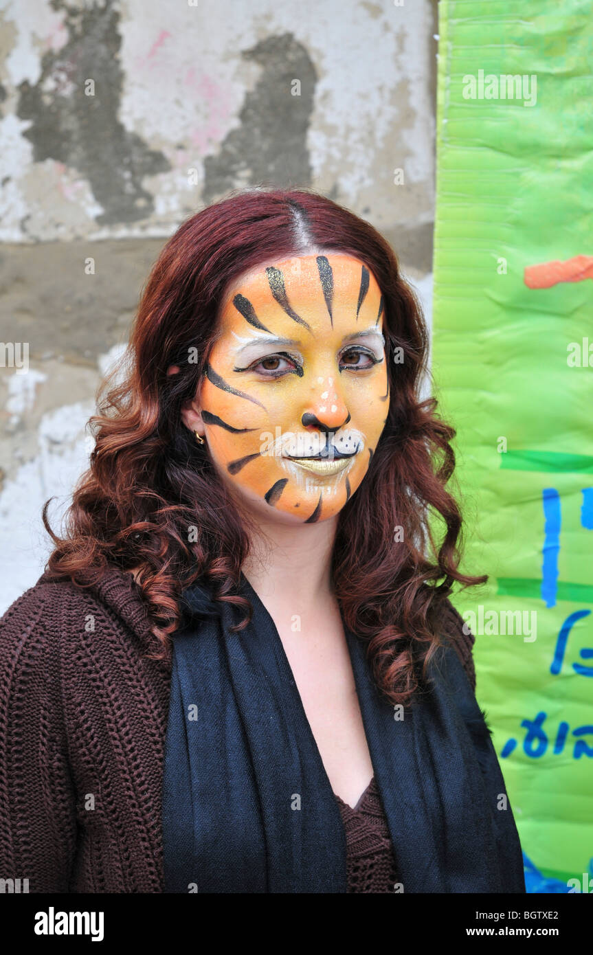 Mujer joven con maquillaje de tigre Fotografía de stock - Alamy