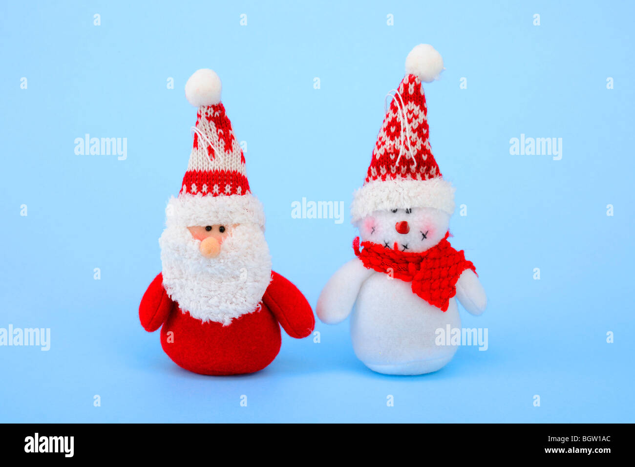 Santa Claus y el muñeco de nieve de tela, peluche Fotografía de stock -  Alamy