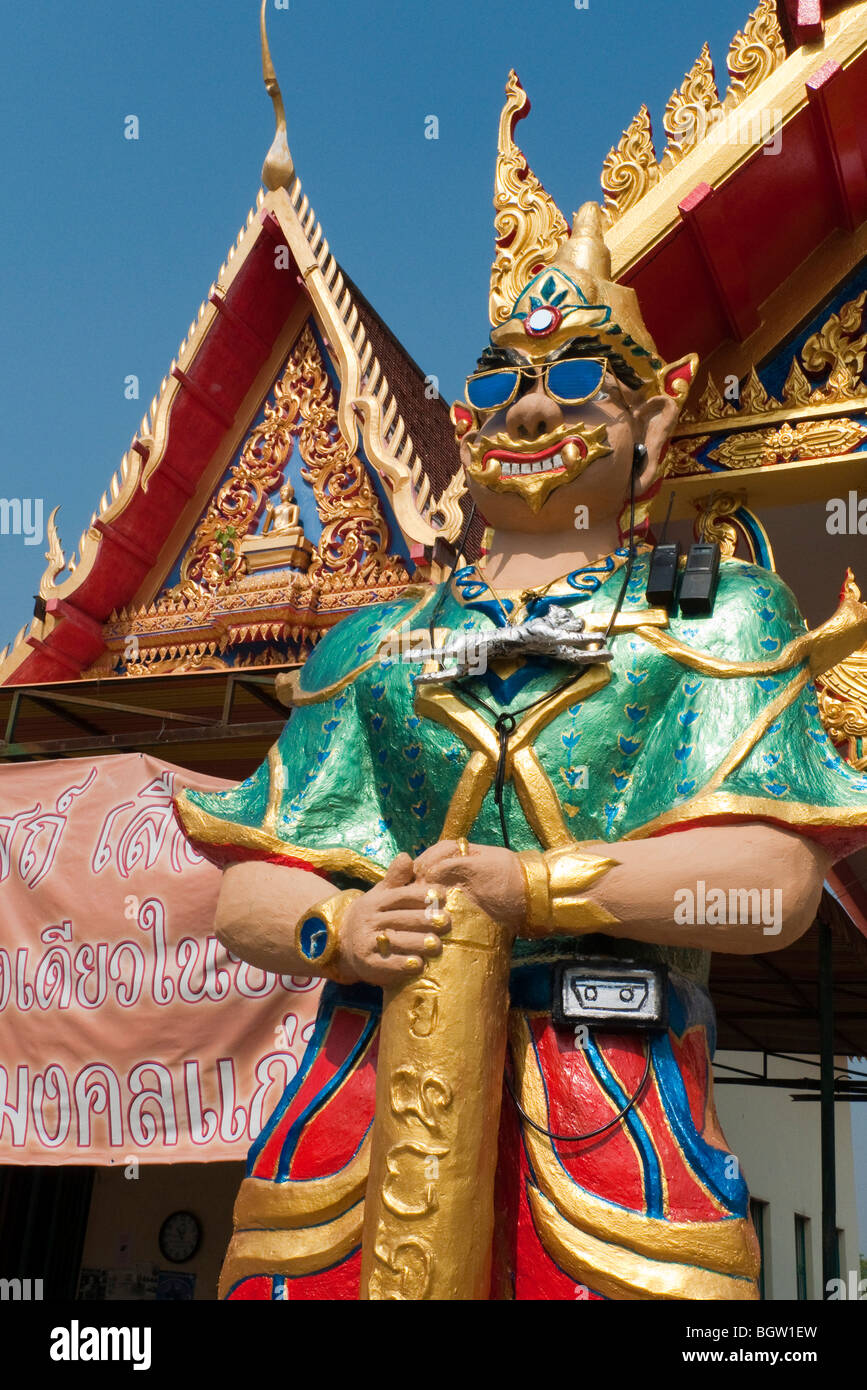 Un demonio con gafas de sol, relojes Rolex y una cámara en la parte  delantera de Wat Bang Yai, Nonthaburi, Ban Nak Kiao, Bangkok, Tailandia, en  Asia Fotografía de stock - Alamy