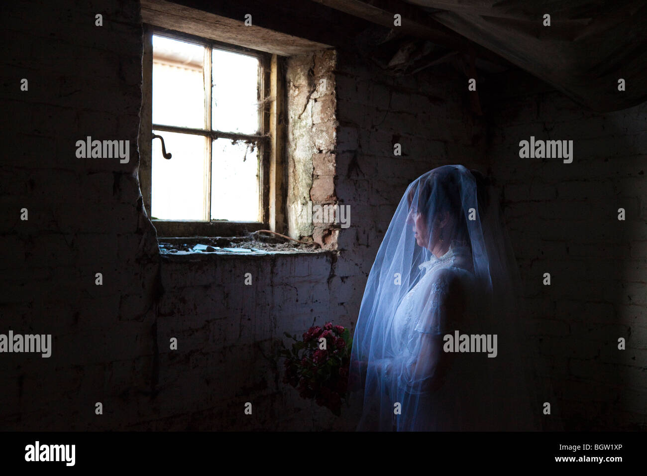 Mujer, apareciendo como un fantasma en el edificio antiguo Foto de stock