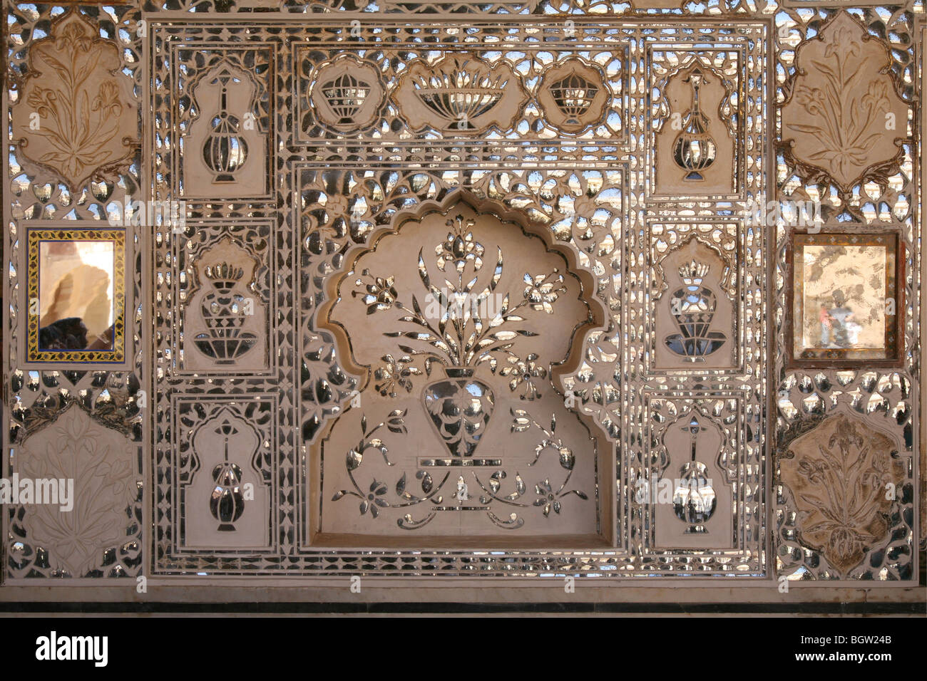 Habitaciones reflejado en el interior del Fuerte Amber en Jaipur, India. Foto de stock