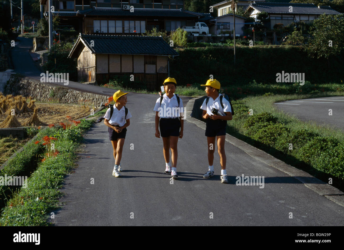 Ciudad Nabari Japón muchachos en uniforme escolar va a la escuela  Fotografía de stock - Alamy