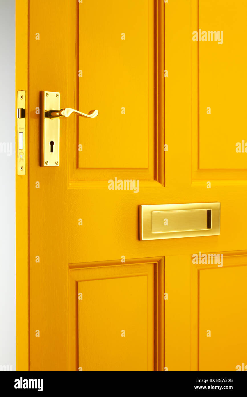 Puerta delantera pintada de color amarillo vibrante Foto de stock