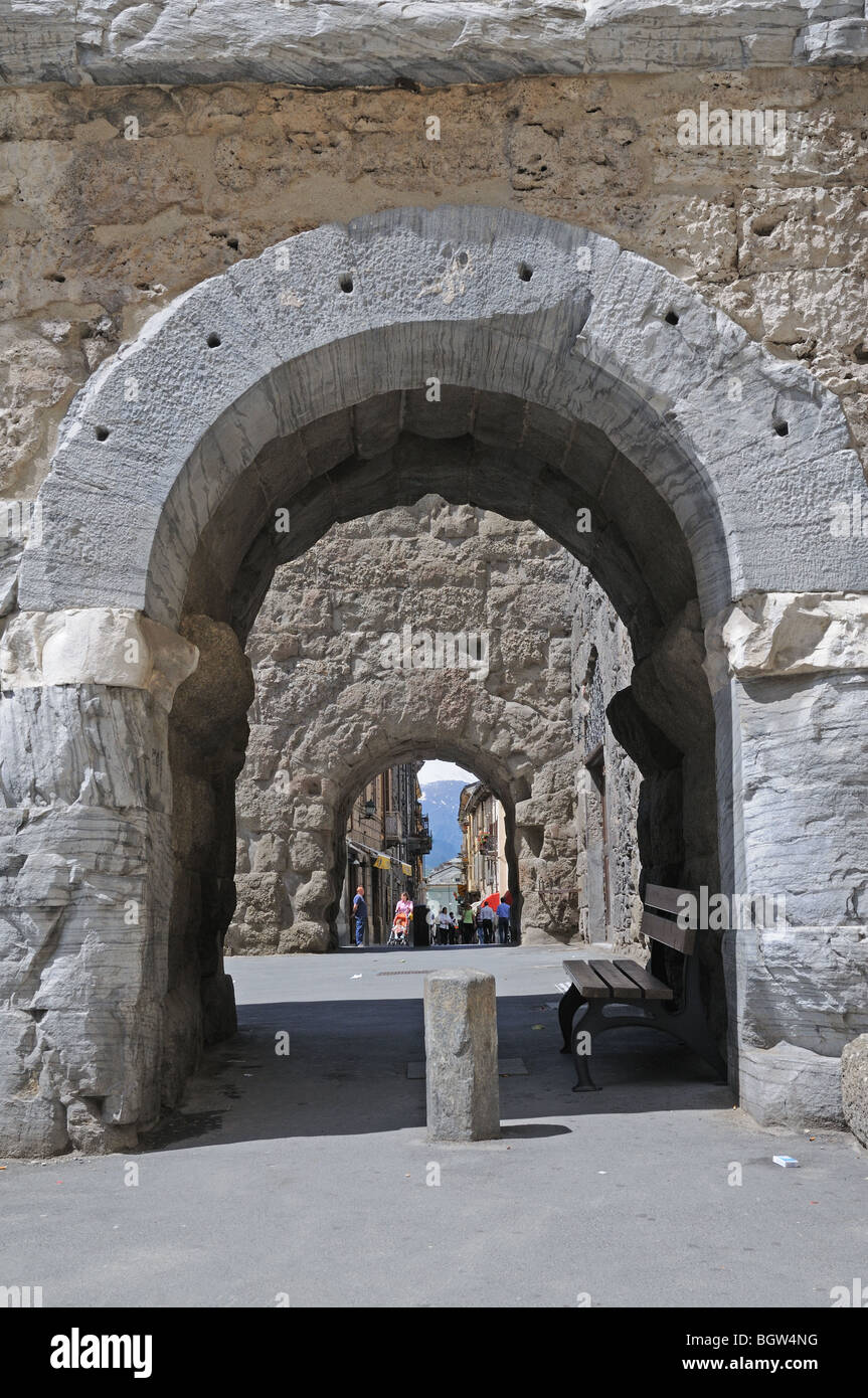 Praetorian Gate y paredes en la entrada a la antigua ciudad romana de