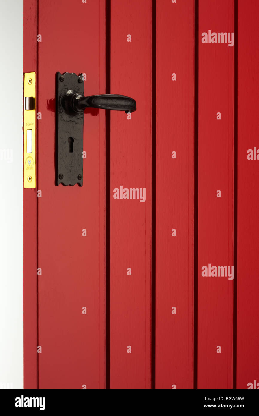 Puerta delantera pintados en rojo Foto de stock