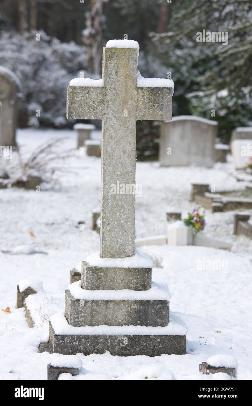 Una gran cruz lápida cubierto de nieve Foto de stock