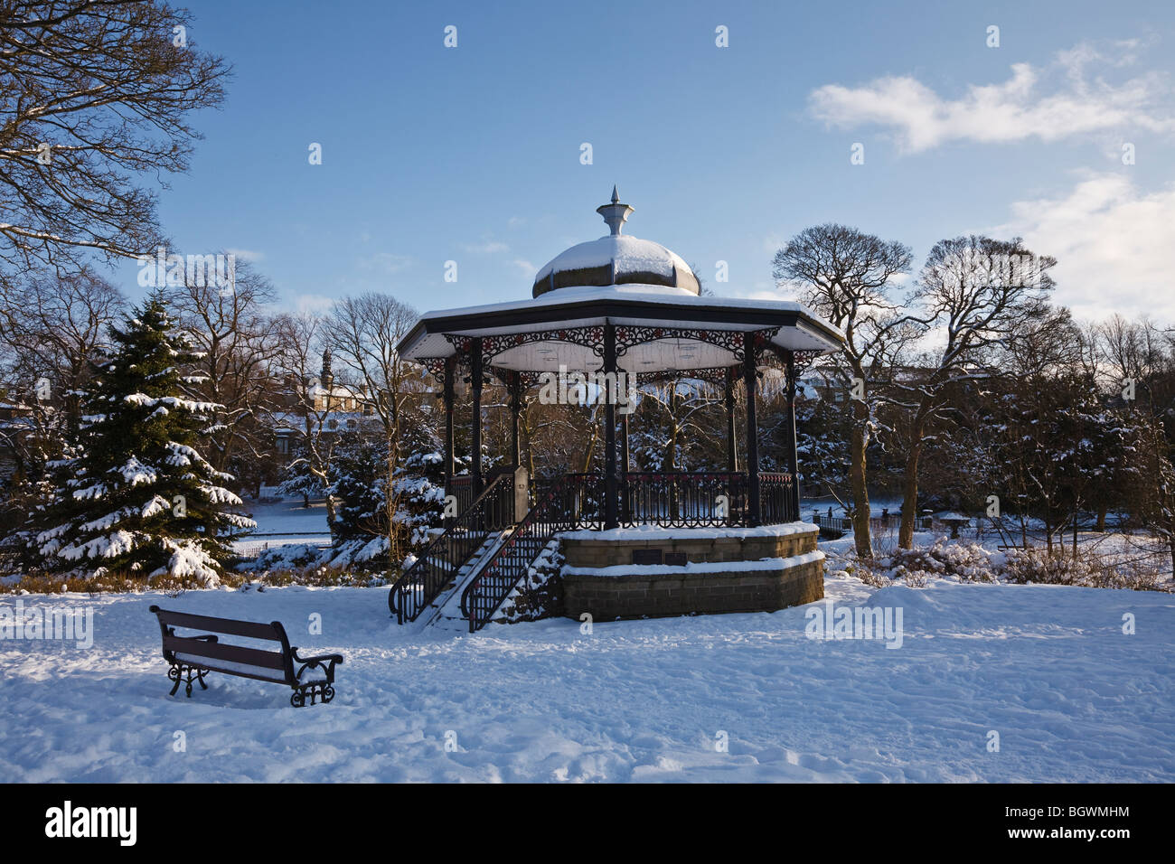 Quiosco en la nieve, Pavilion Gardens, Buxton, Derbyshire, Inglaterra Foto de stock