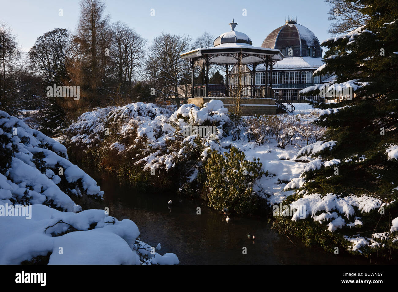 Buxton Pavilion Gardens en la nieve, Derbyshire Foto de stock