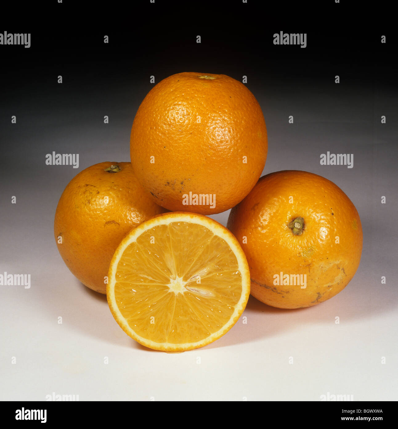 Toda la variedad de fruta naranja seccionadas y piña Foto de stock