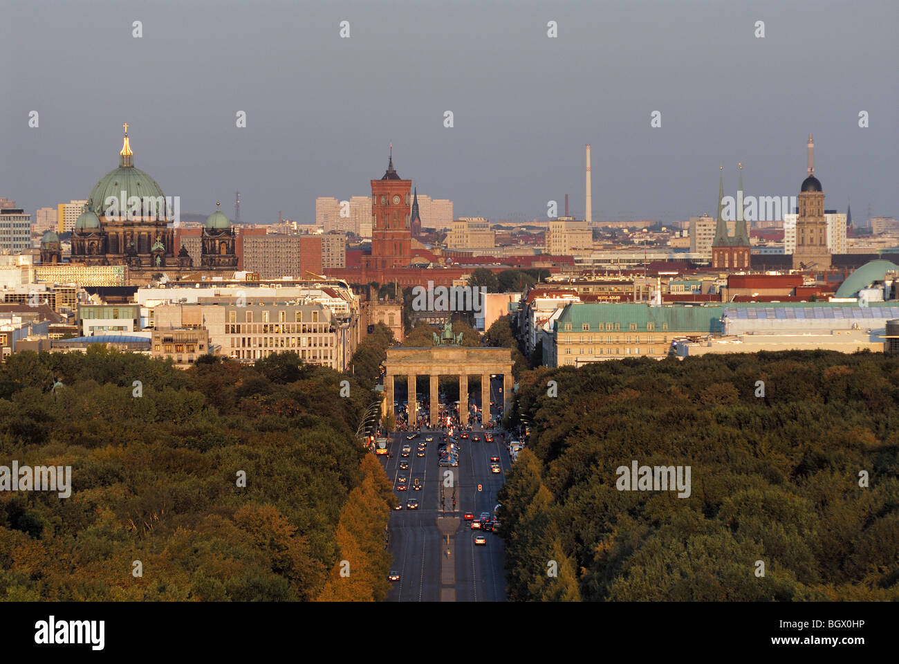 Berlín. Alemania. Vistas al Tiergarten y Strasse des 17 Juni hacia la Puerta de Brandenburgo y Mitte. Foto de stock