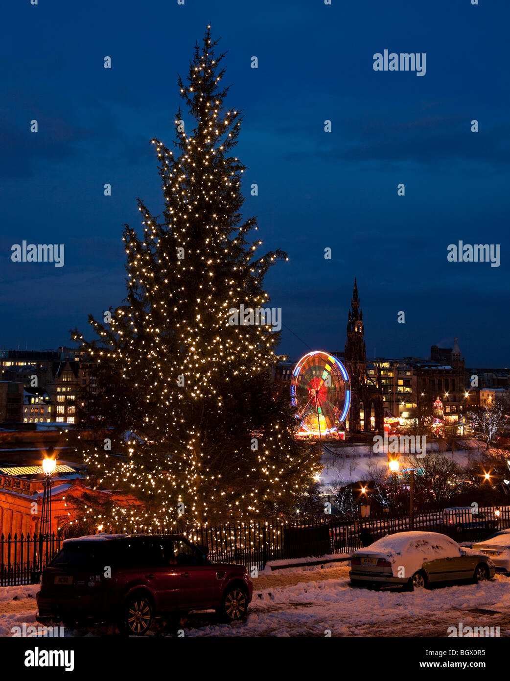 El montículo de nieve árbol de Navidad con Edimburgo Scotland Reino Unido Europa Foto de stock