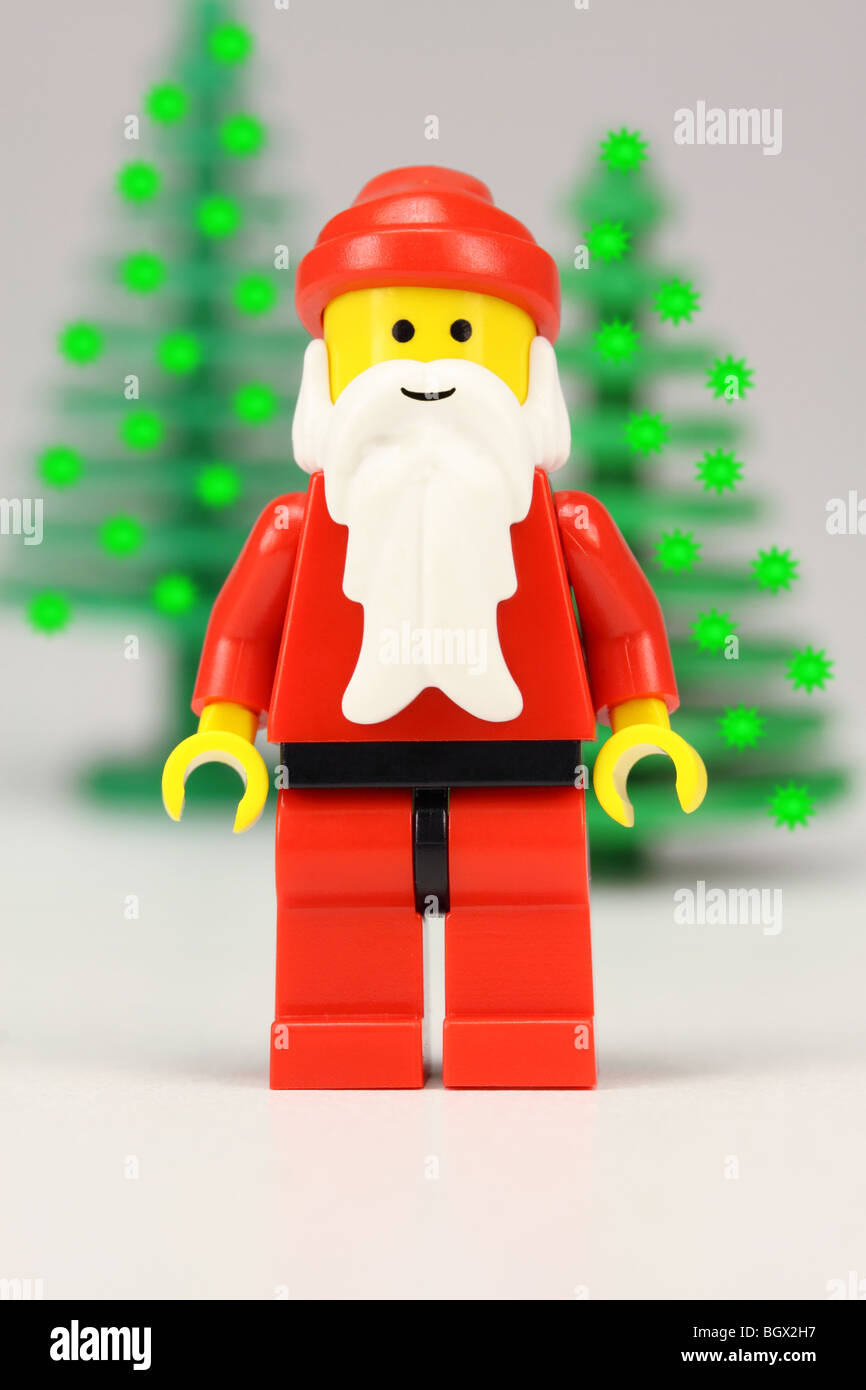 Lego Santa Claus y árboles de Navidad Foto de stock