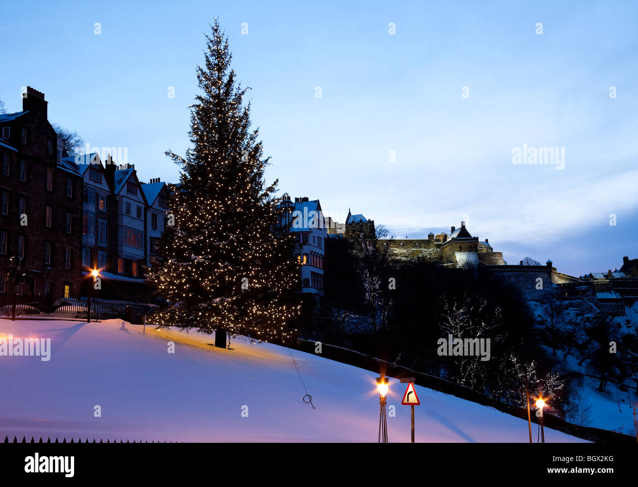 El montículo de nieve árbol de Navidad con el castillo de Edimburgo en Escocia, Reino Unido Europa de fondo Foto de stock