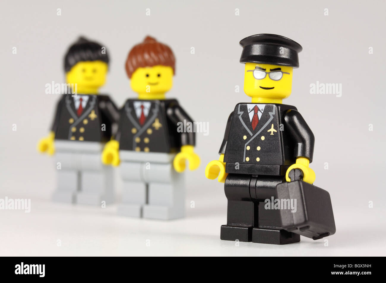 Lego piloto de línea aérea y la tripulación de cabina Foto de stock