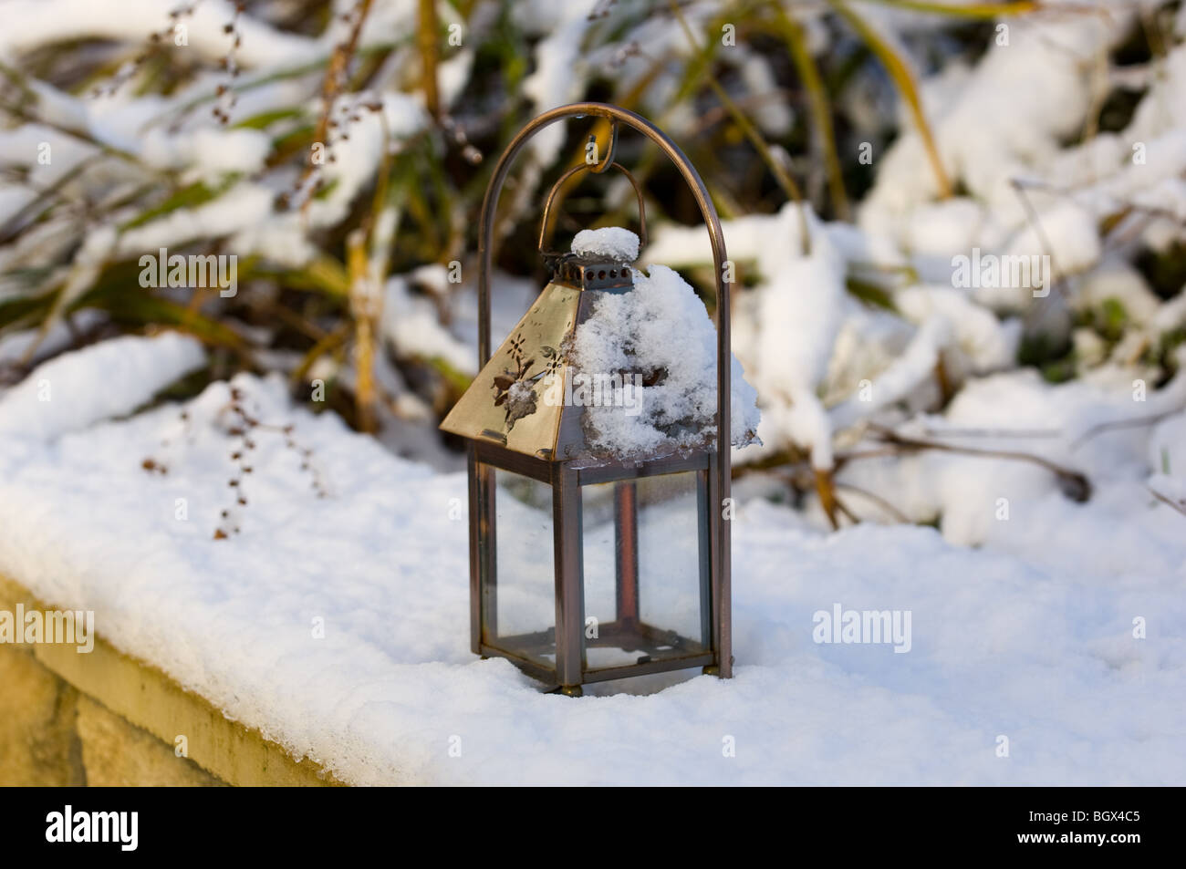 Quemadores de aceites esenciales con velas por debajo del recipiente de  aceite, cerrar Fotografía de stock - Alamy