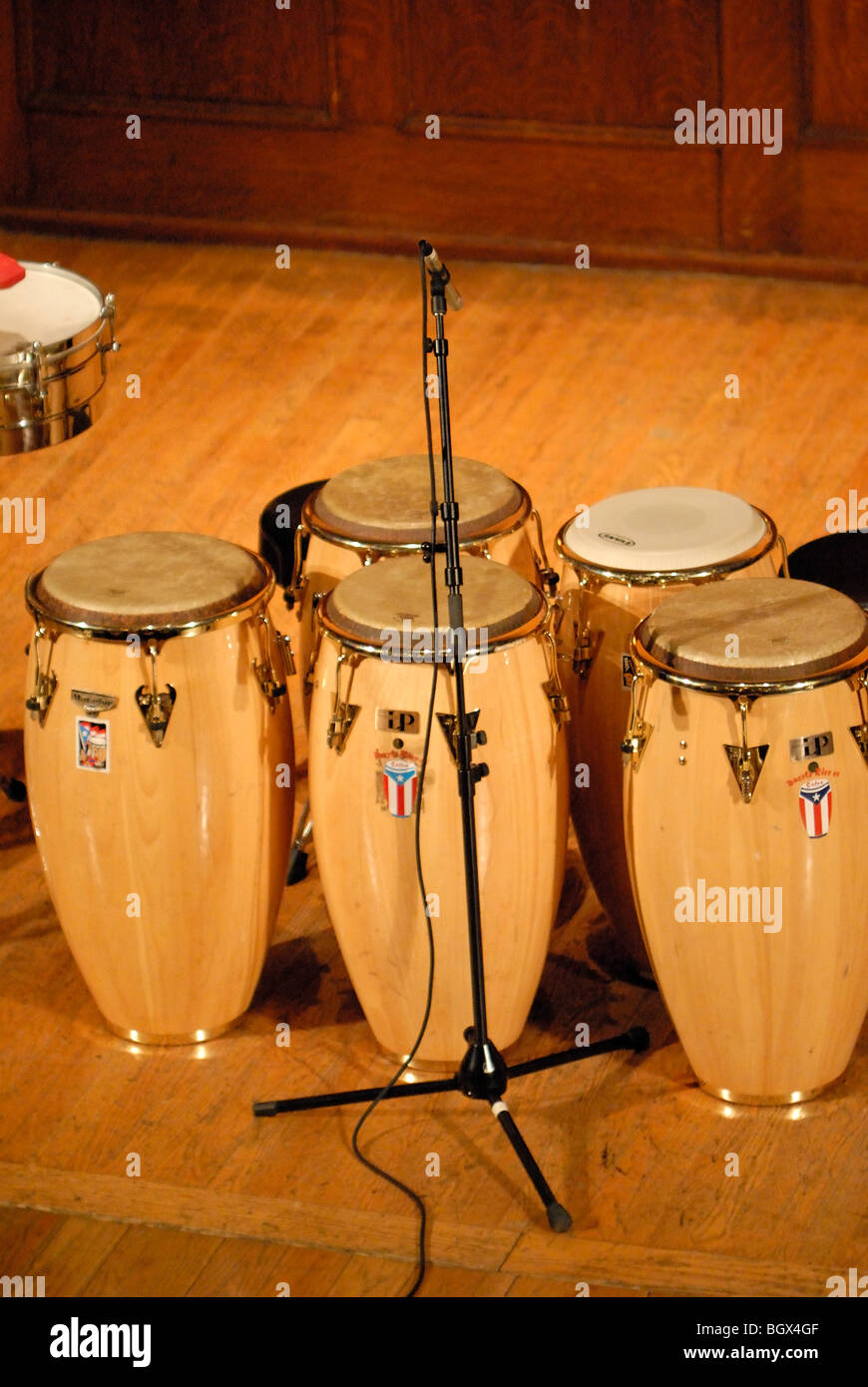 Set conga drums set up fotografías e imágenes de alta resolución - Alamy