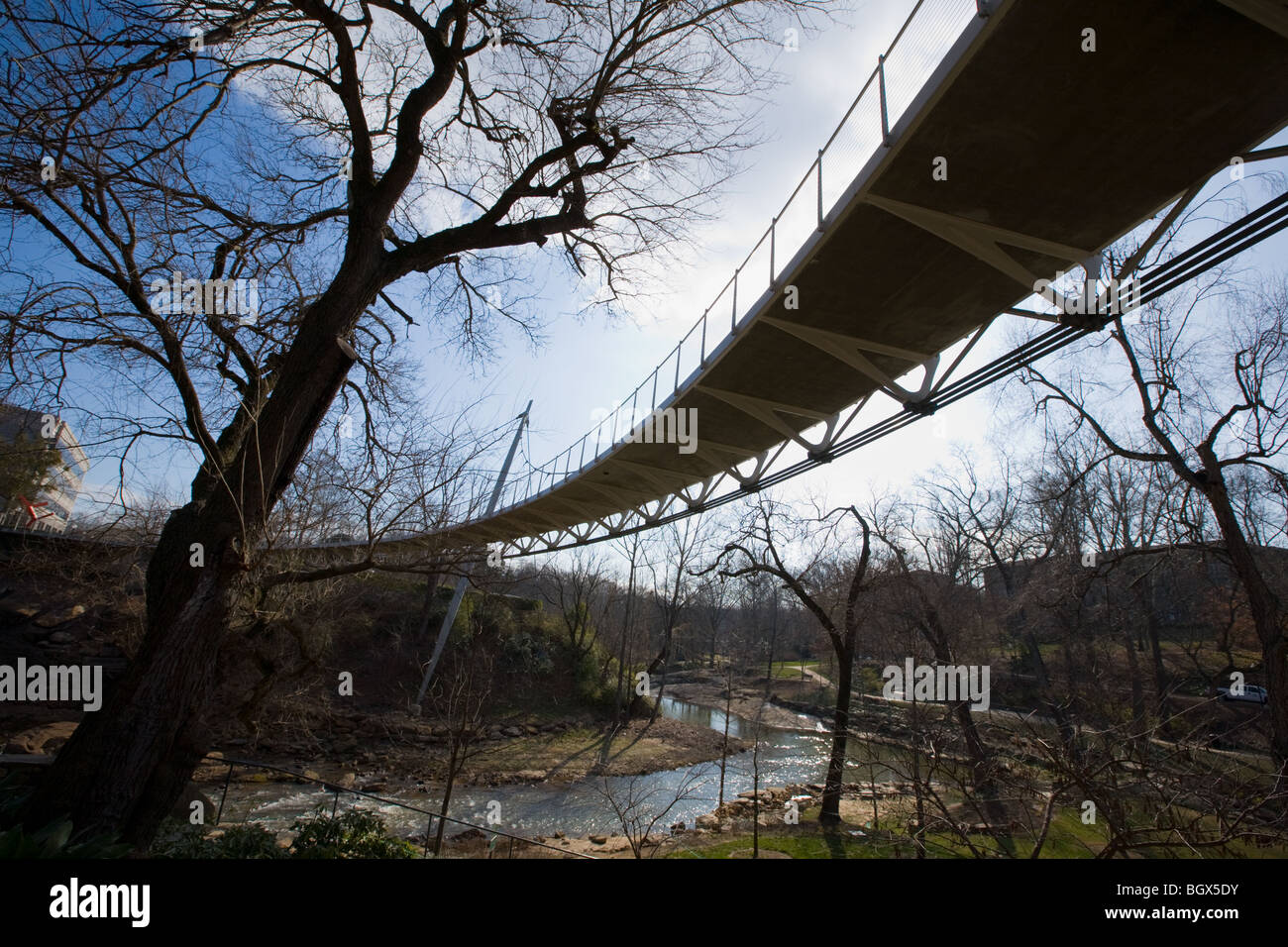 Puente Liberty en Reedy Falls Park, del centro de la ciudad de Greenville, Carolina del Sur Foto de stock