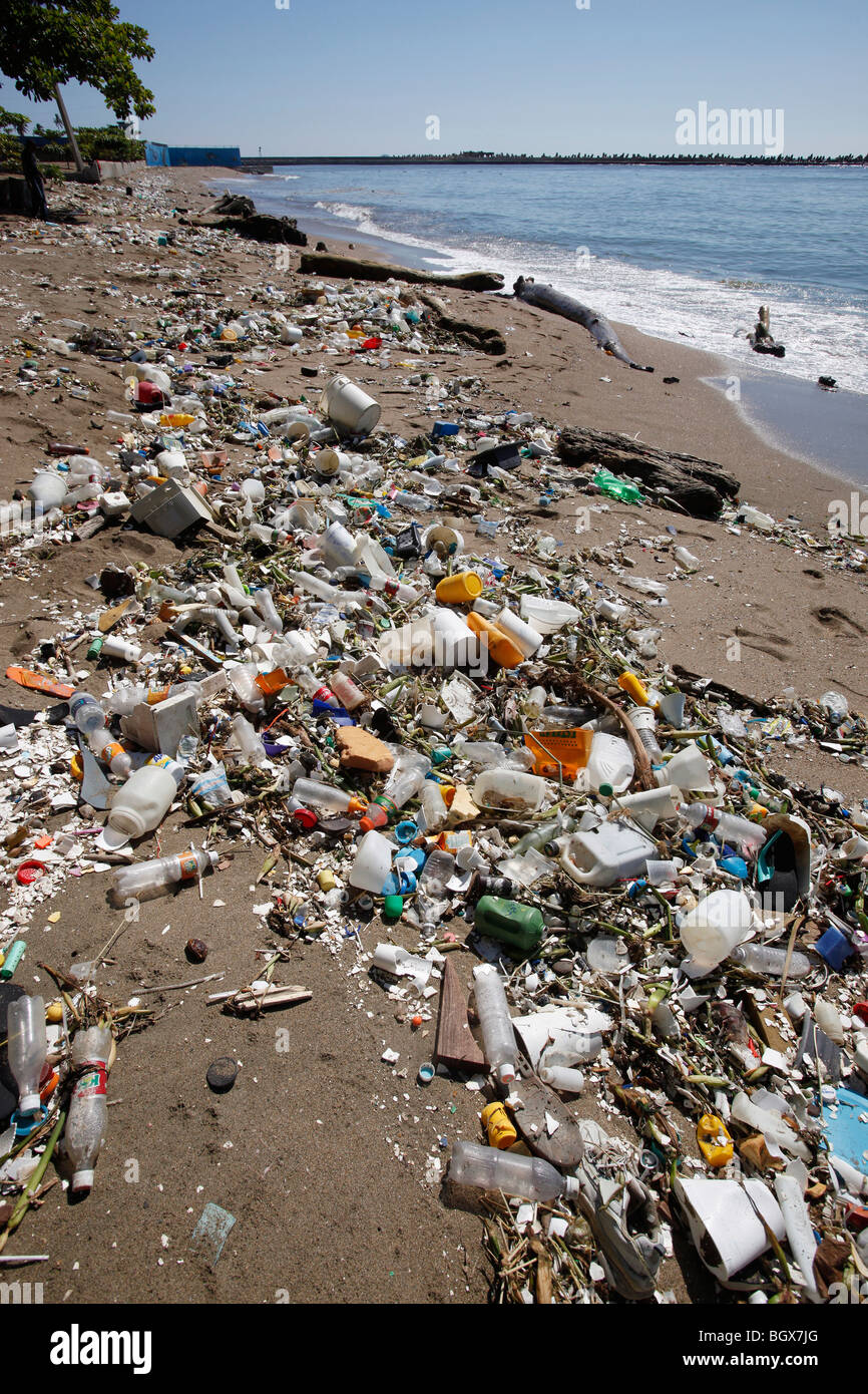 Papelera de plástico esparcidos playa, Santo Domingo, República Dominicana Foto de stock