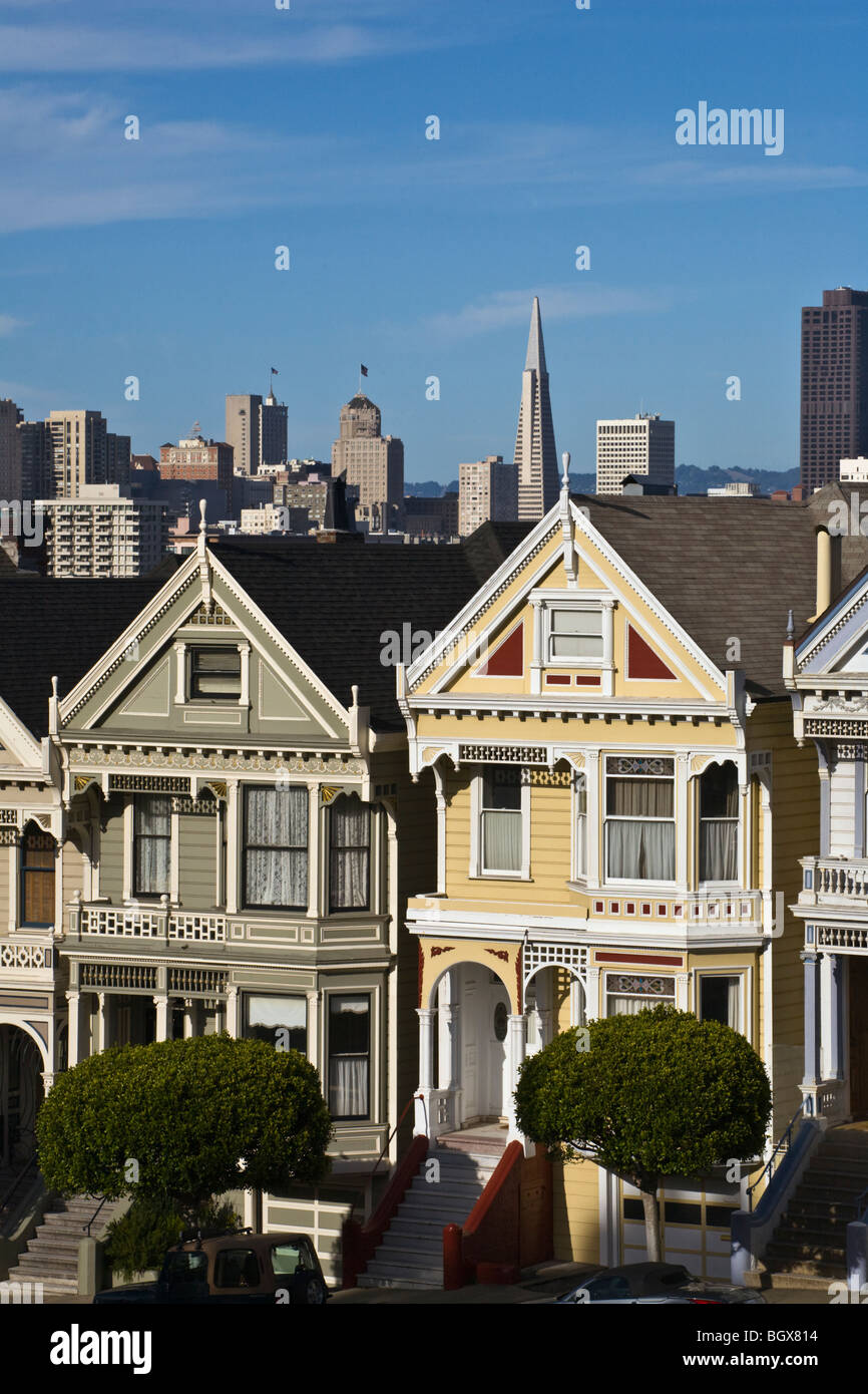 Las casas victorianas y paisaje urbano incluyendo la Pirámide