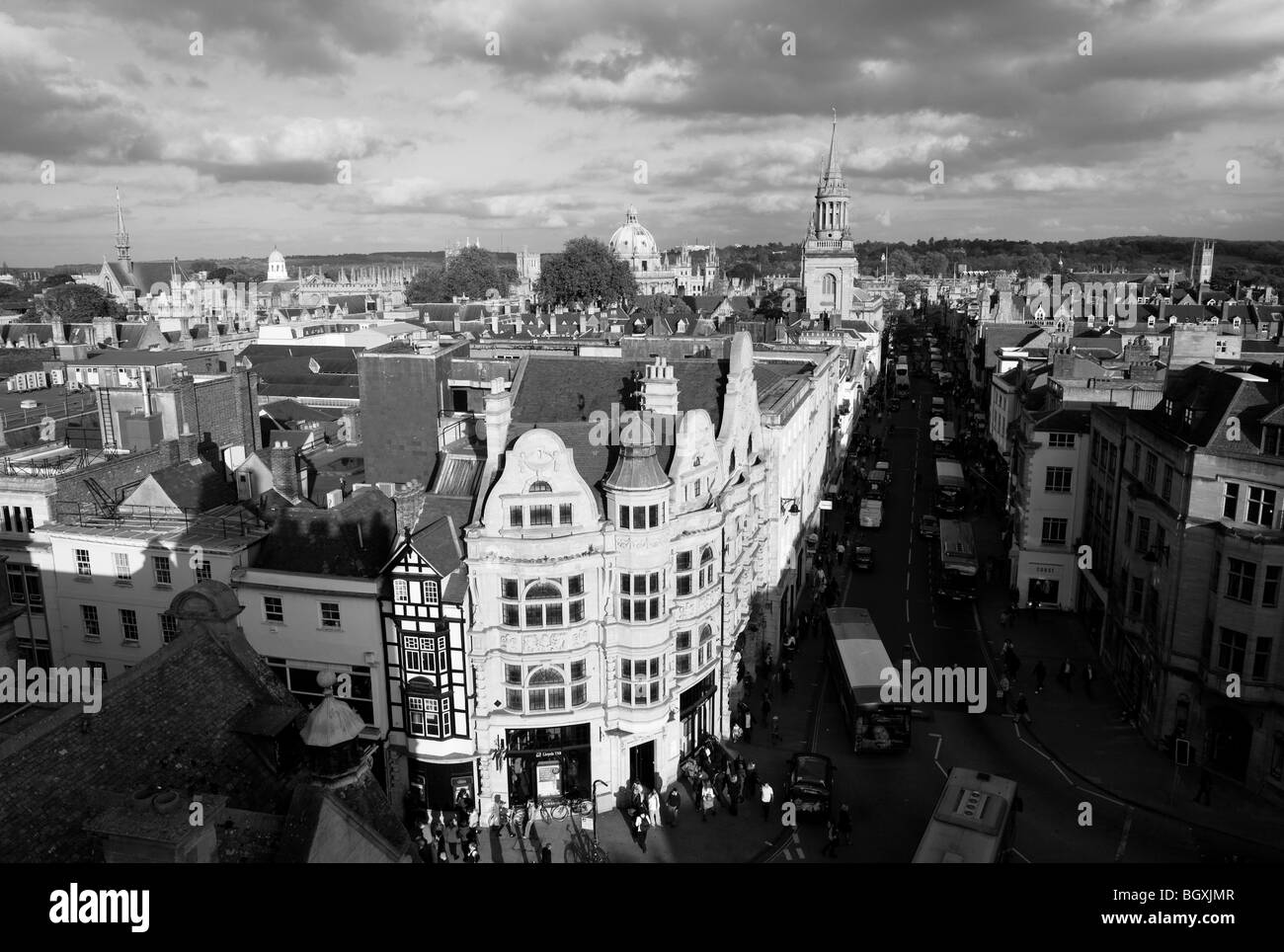 Vista de la calle alta de Carfax Tower, en la ciudad universitaria de Oxford, Inglaterra Foto de stock