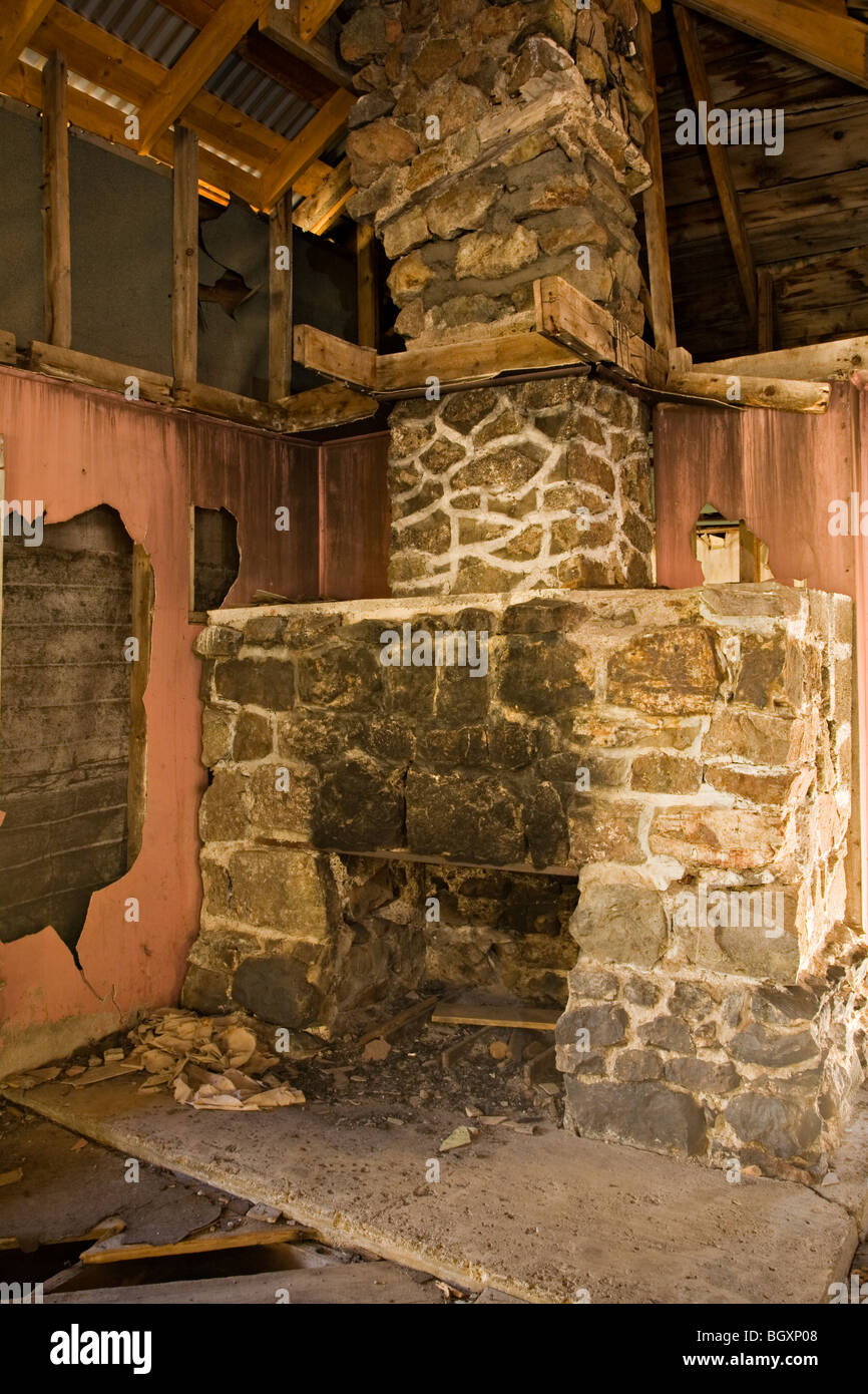 Una chimenea de piedra todavía se encuentra dentro de una casa abandonada en Las Animas horquillas ciudad fantasma Foto de stock