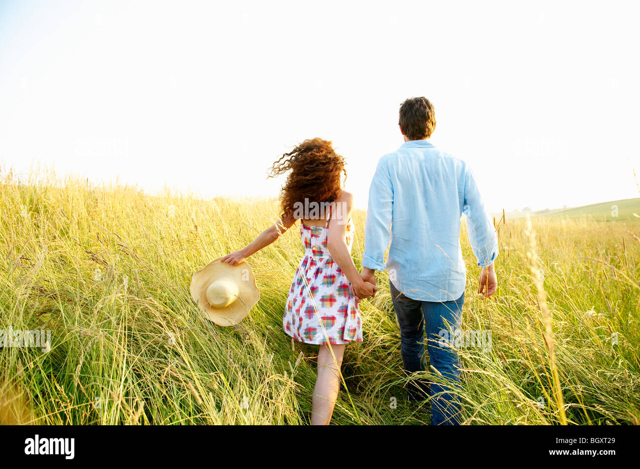 Las manos de la pareja en un campo de trigo Foto de stock