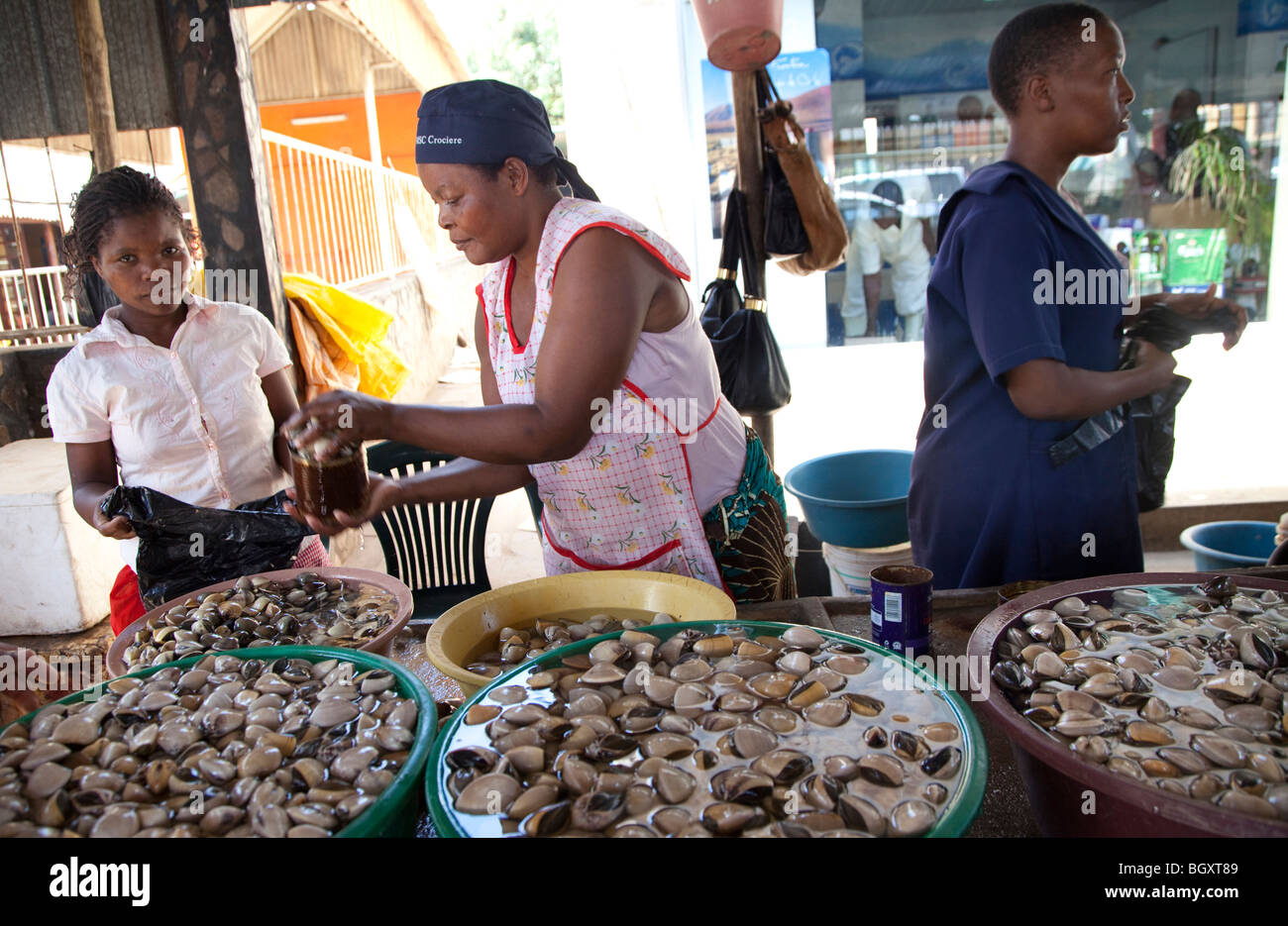 Mercado de Pescado, Maputo, Mozambique, en el África Oriental Foto de stock
