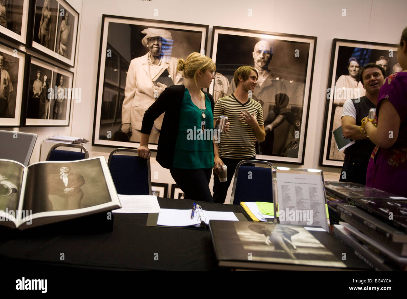 Expositor en la Foto 2010, una fotografía artística espectáculo en el Auditorio Cívico de Santa Mónica Foto de stock
