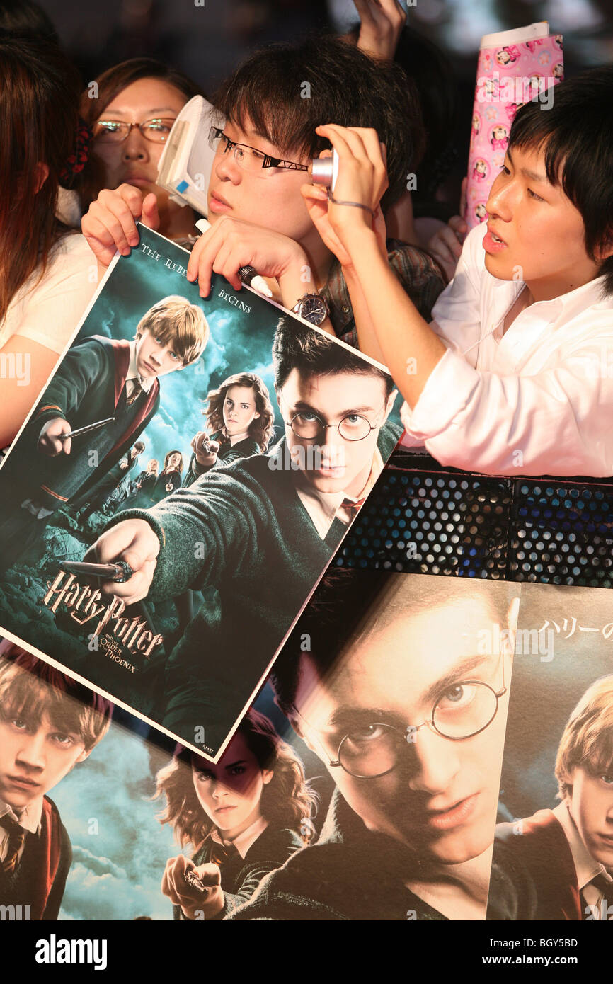 Los fans japoneses en la alfombra roja del estreno de la quinta película de Harry Potter, "Harry Potter y la Orden del Fénix'. Foto de stock