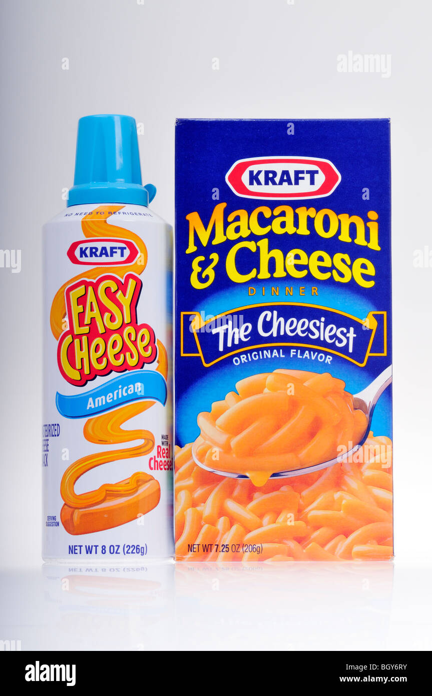 Productos alimenticios Kraft Macaroni & Cheese y queso whie fácil en segundo plano. Foto de stock