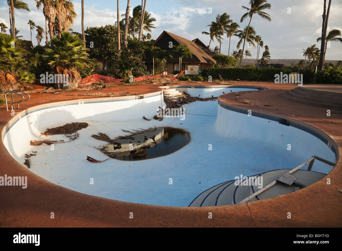 En la piscina de lujo una vez Kaluakoi Resort está vacío y en mal estado en Molokai, Hawai. Foto de stock