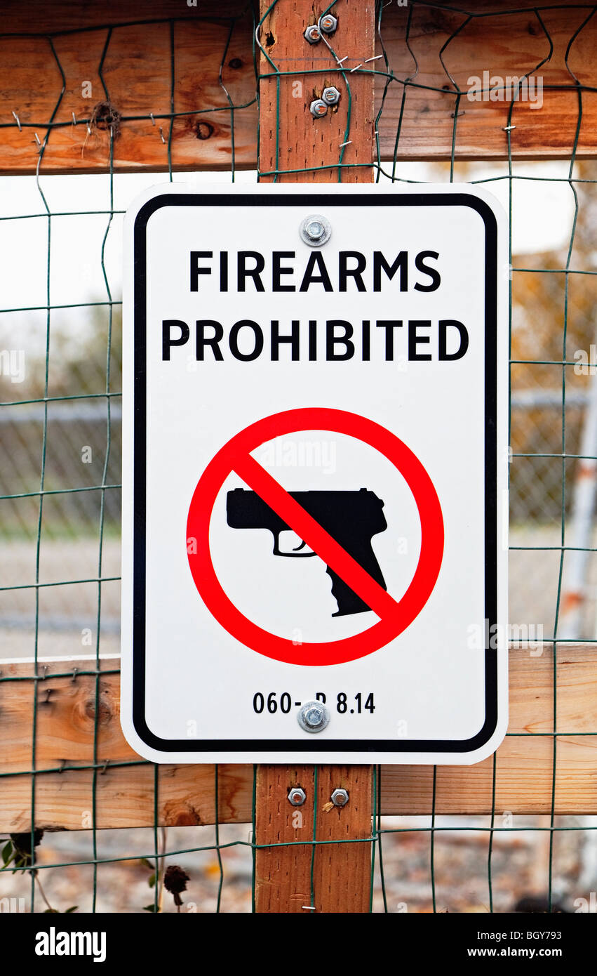 Armas de fuego prohibidas firmar en estacionamiento Foto de stock