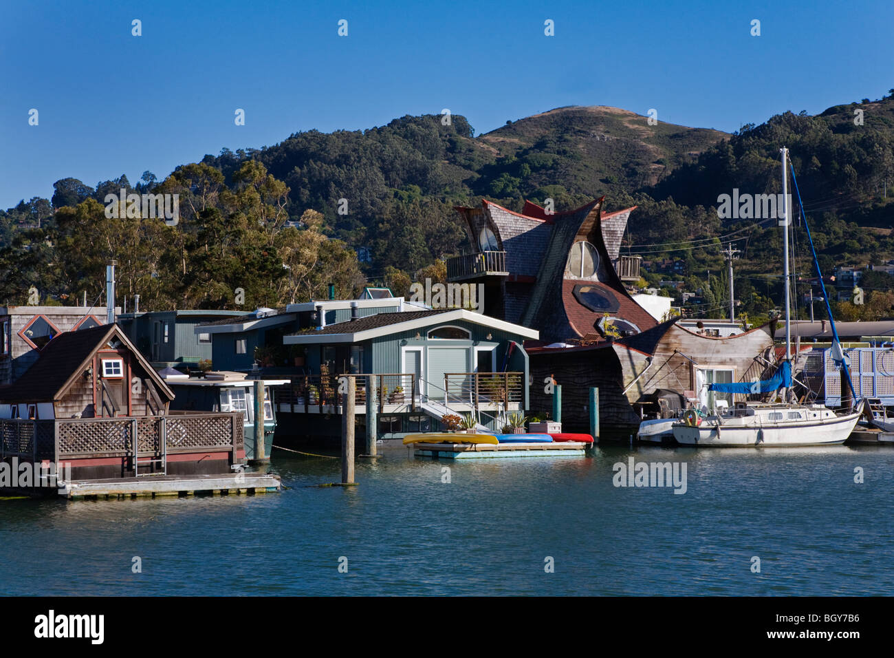 Los veleros se acoplan al lado de casa botes en Sausalito - BAHÍA DE SAN FRANCISCO, CALIFORNIA Foto de stock