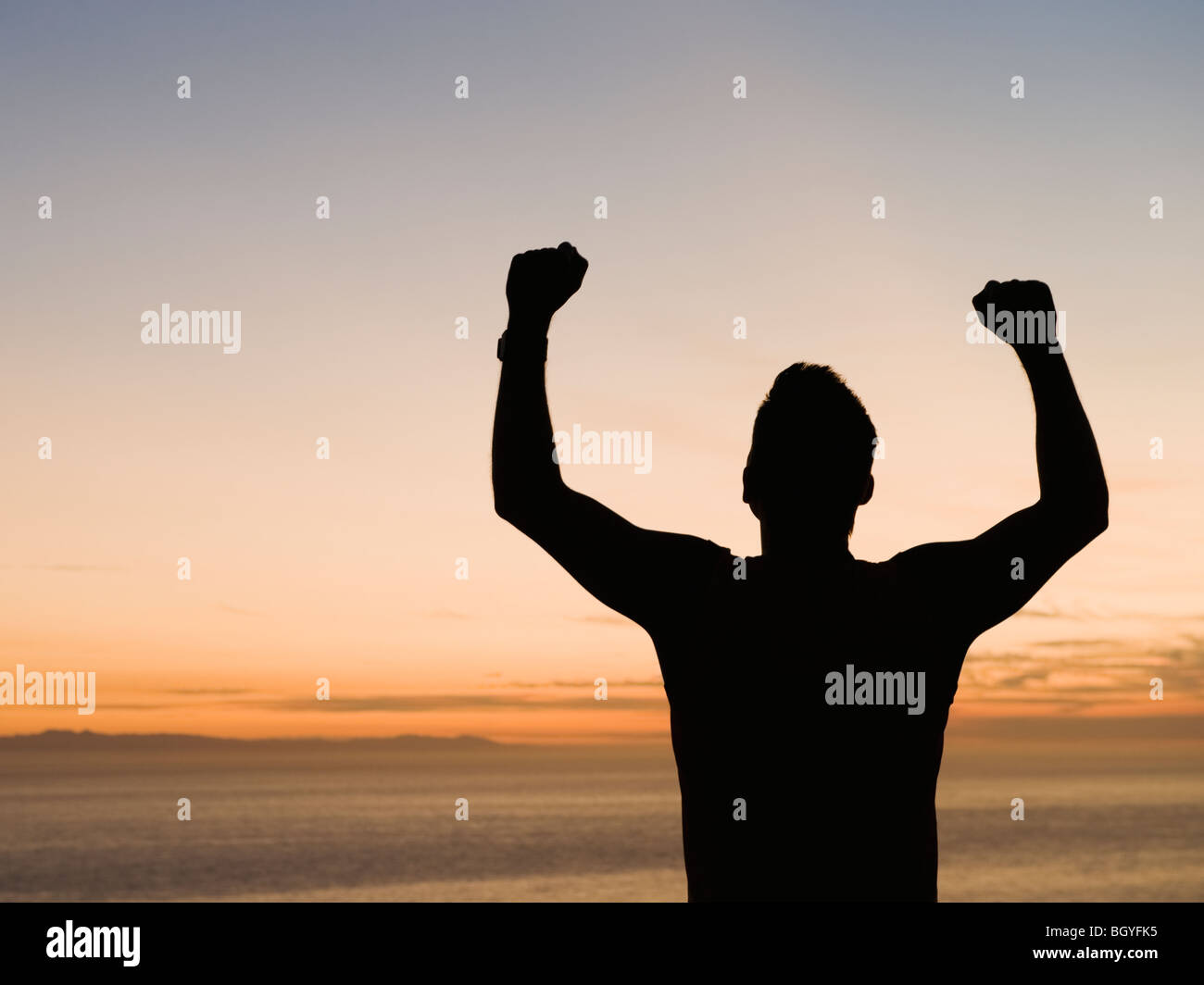 Silueta De Hombre Levantando Brazos Fotografía De Stock Alamy