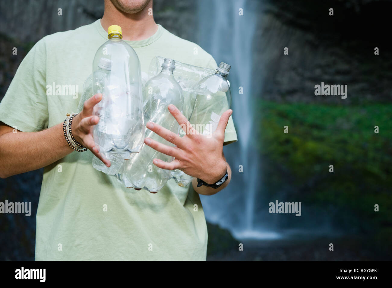 Hombre sujetando las botellas de agua vacías Foto de stock