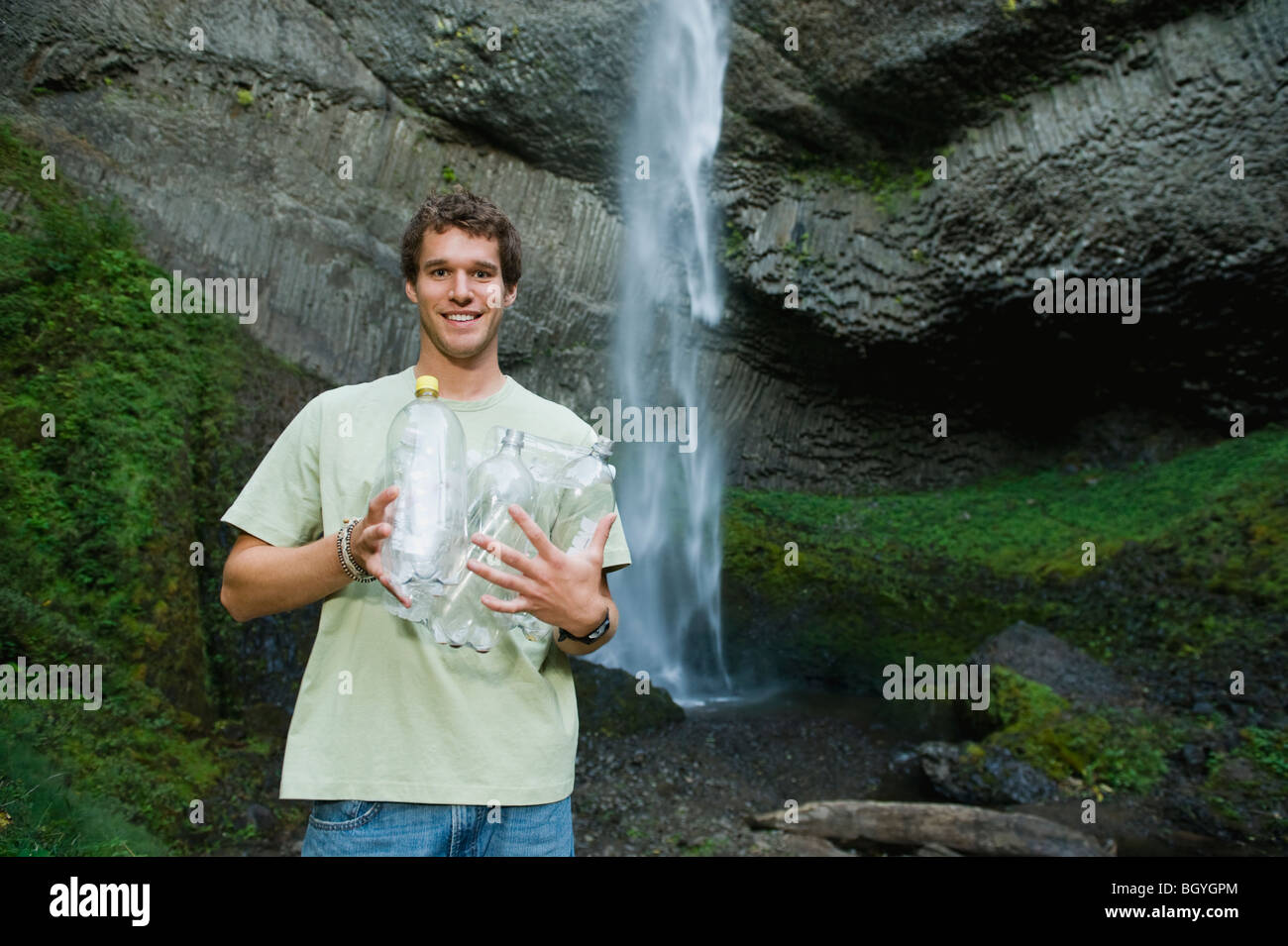 Hombre sujetando las botellas de agua vacías Foto de stock