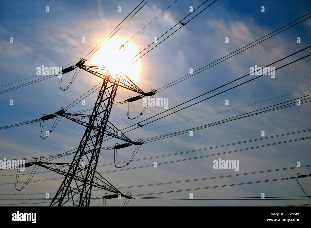 Torres eléctricas con Sun Foto de stock