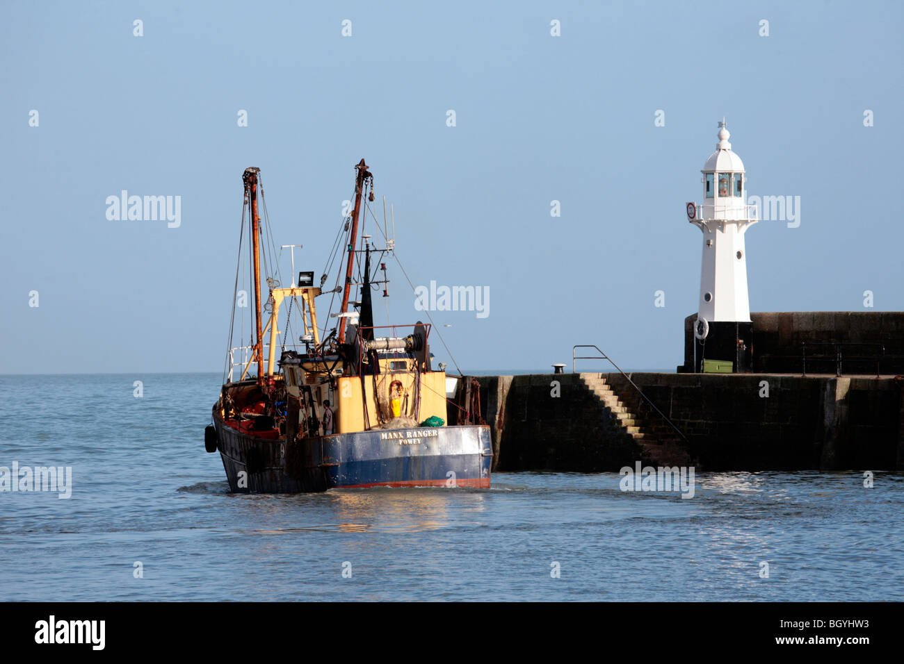 Arrastrero dejando Mevagissey Harbor, Cornwall Foto de stock