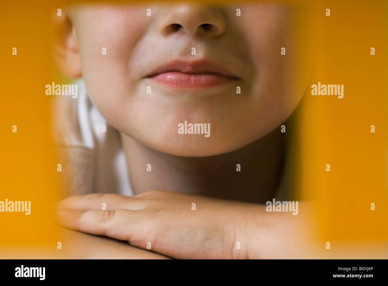Niño fruncir el ceño, recortadas Foto de stock