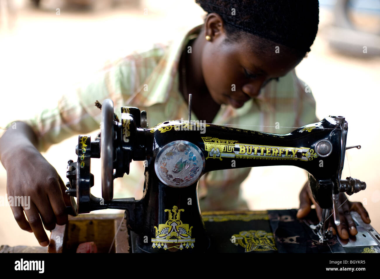 Joven costurera en Ghana, África Foto de stock