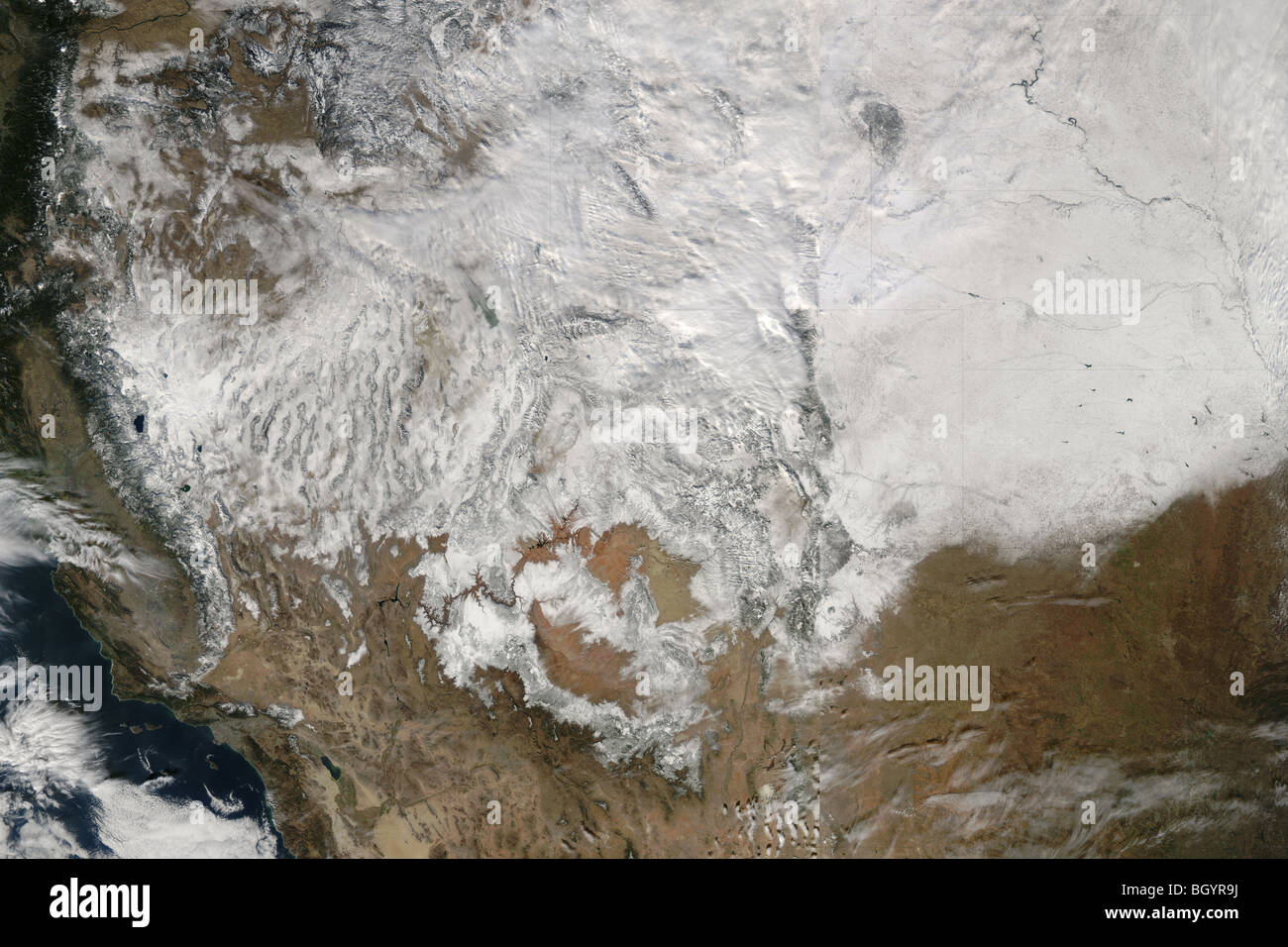 La nieve, en el oeste de los Estados Unidos, los satélites Terra y Aqua. NASA crédito Foto de stock