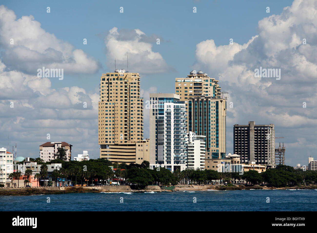 Modernos edificios a lo largo de la costa, Santo Domingo, República Dominicana Foto de stock