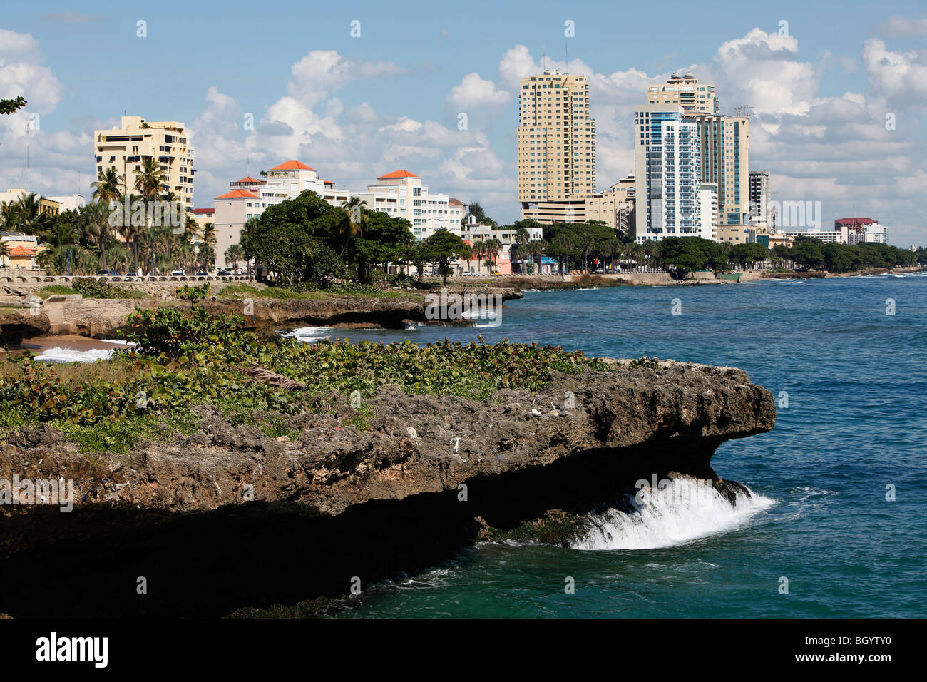 Modernos edificios a lo largo de la costa, Santo Domingo, República Dominicana Foto de stock