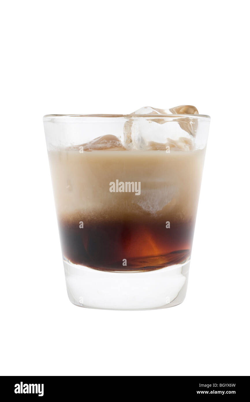 Húmedo empezar Una efectiva White Russian bebidas mixtas sobre fondo blanco Fotografía de stock - Alamy