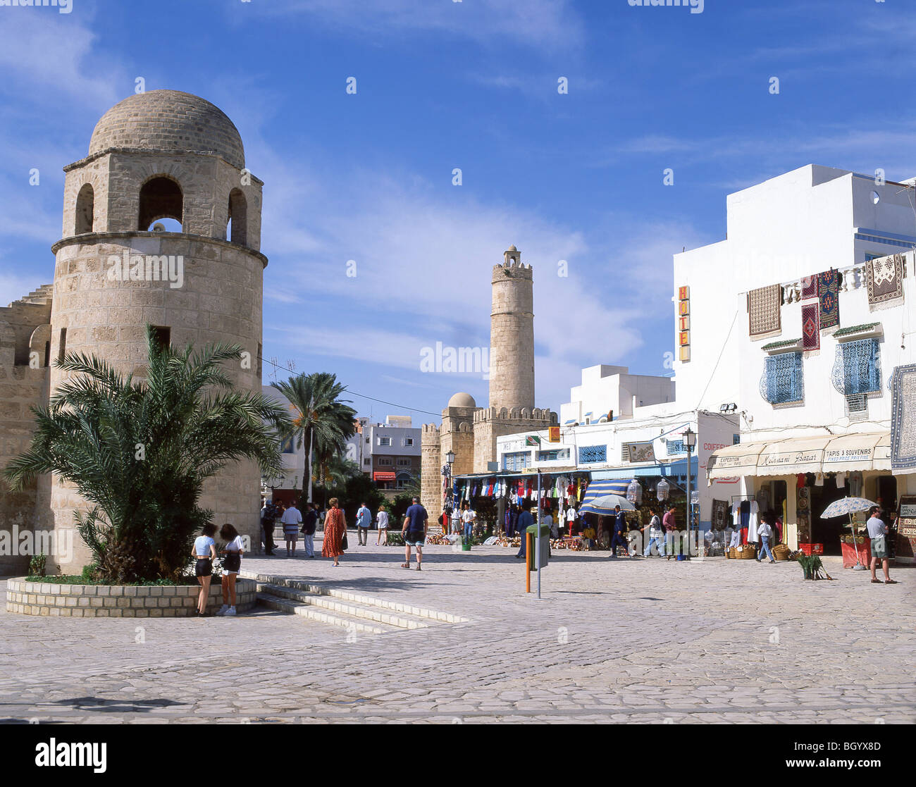 Tiendas de Souvenirs y Grande Mezquita, Sousse, Sousse, Túnez Gobernación Foto de stock