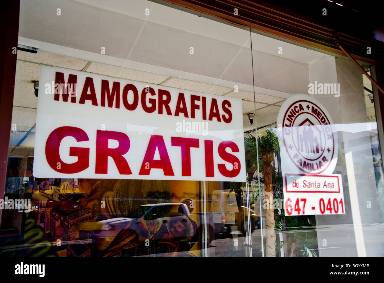 Un escaparate fuertemente latinos clínica médica en Santa Ana, California,  muestra un signo en idioma español que ofrece mamografía gratuita  Fotografía de stock - Alamy
