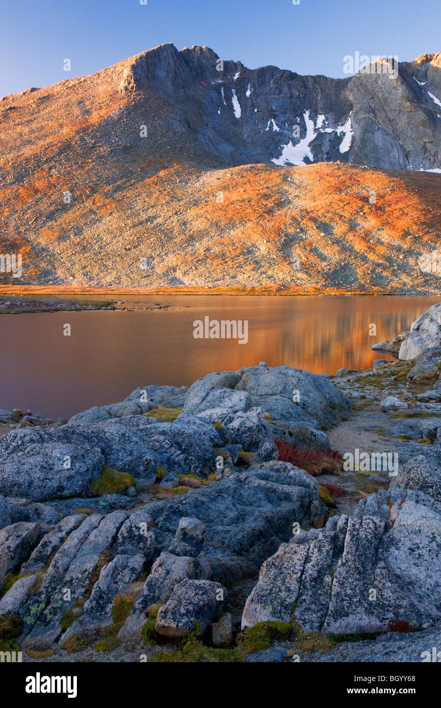 Lago de la Cumbre, el Monte Evans, Área de Recreación, Bosque Nacional Arapaho, Colorado. Foto de stock