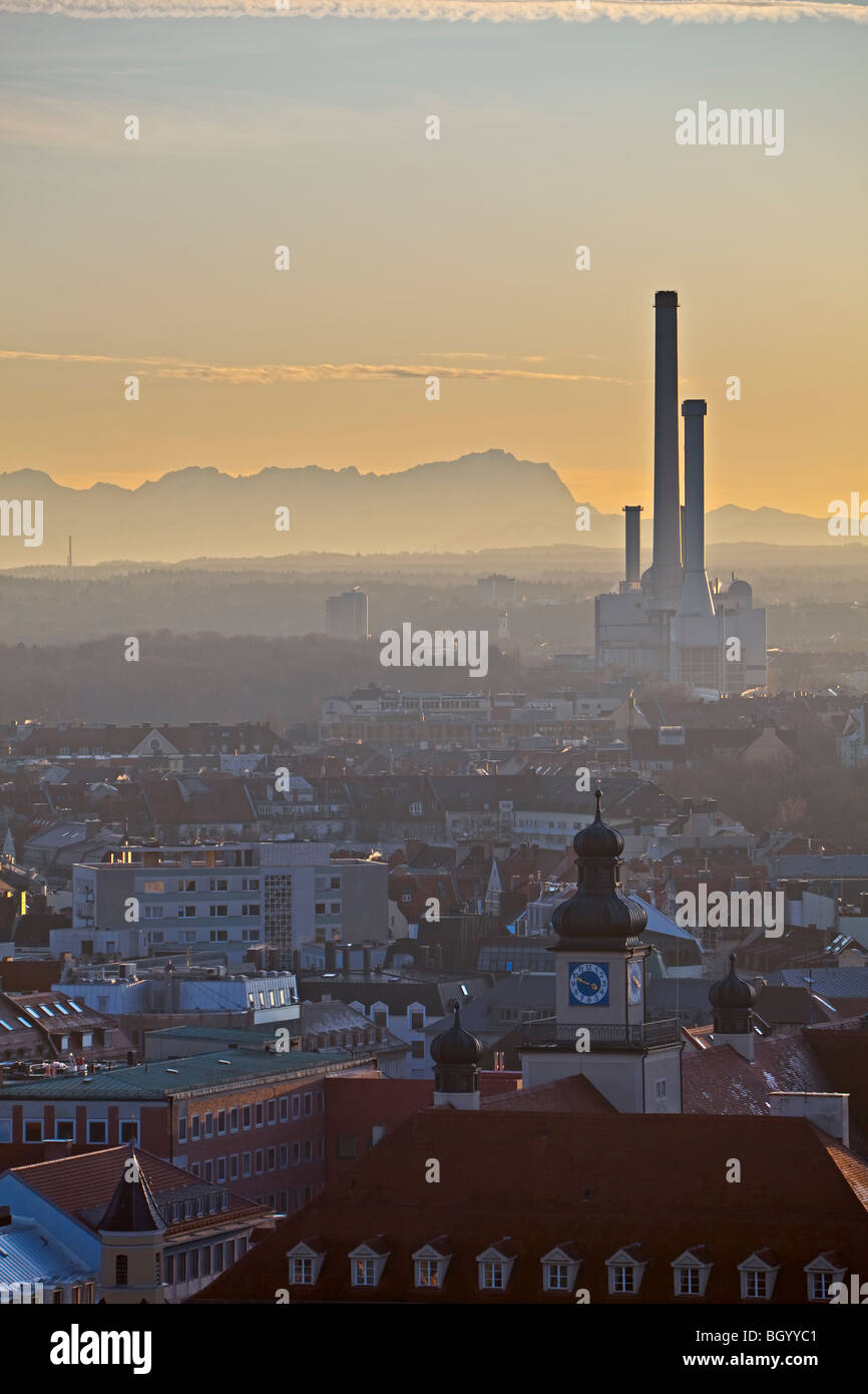 Planta eléctrica en la ciudad de München (Munich) con los Alpes bávaros en el fondo, Baviera, en Alemania, en Europa. Foto de stock